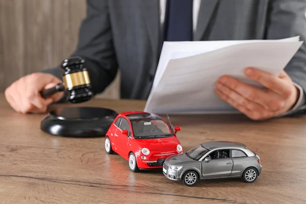 Fort Lauderdale car accident lawyer with a gavel and model cars