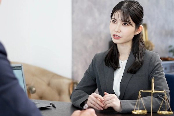A Miami pedestrian accident lawyer is speaking with a client at Miami Lawyers 360.